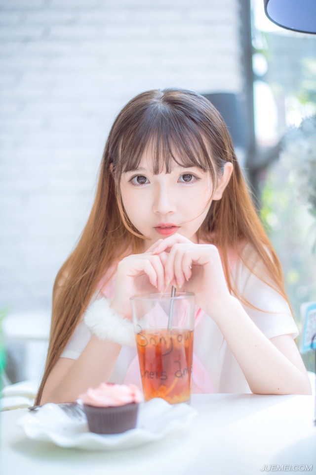 曾认为即使穷困潦倒走投无路，亲情就是最后的稻草，也会伸出温暖的双手。现在慢慢才知道，变质了的亲情就只剩无情了，疏远和冷漠才是真正的面孔！实力永远决定你在亲情中的位置！任何时候只能相信自己。
